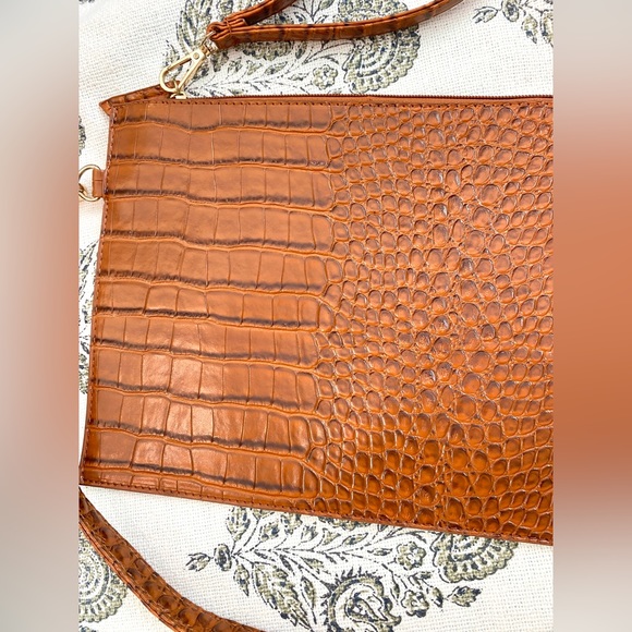 Lulus Sofi Cognac Crocodile Embossed Clutch! Like New! - Picture 3 of 6